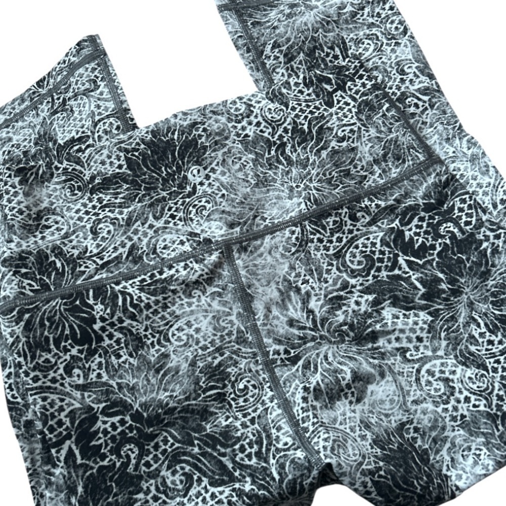 Lululemon Wunder Under Crop *Full-On Luxtreme 21"
Serigraph Starlight Black Sz 6 - Picture 6 of 14